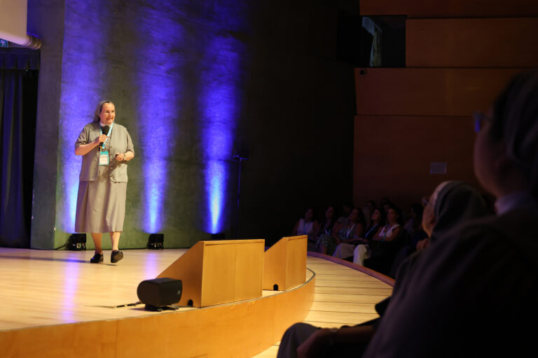 Lee más sobre el artículo Conferencia M. Montserrat del Pozo. Habitando fronteras